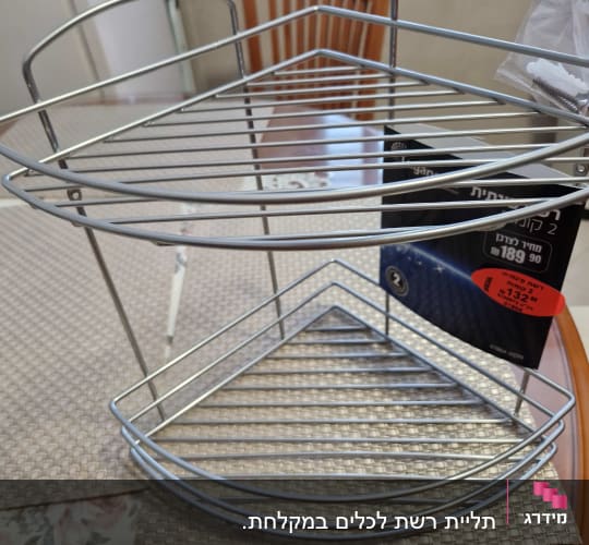 מדף מתכת פינתי עם ברגים על שולחן עץ